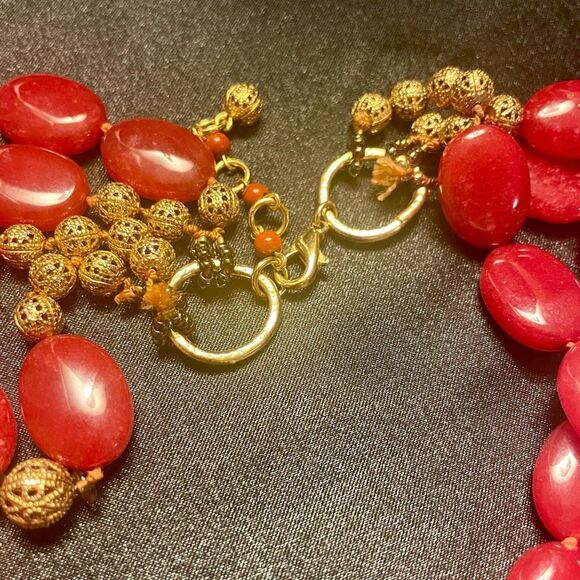 🏖️SOLD🏖️ Coral Five Strand Vintage Necklace with Gold Filagree Beads - Picture 6 of 9